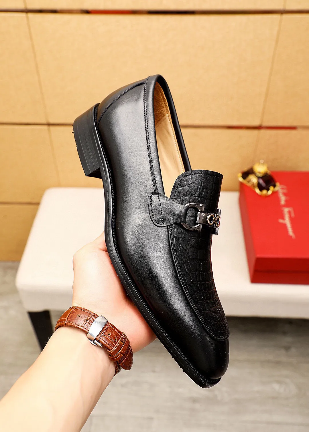 Men's shoes 💰460 💐 Product trademark: Ferragamo "Ferragamo" casual leather shoes Regular size: 38-44 (45🉑️customized) Product materials: Selected imported first-layer calfskin embossed upper + luxury hardware buckle, imported water-dyed cowhide leather lining. Strong three-dimensional visual effect, original combination outsole Color: 1⃣️color optional